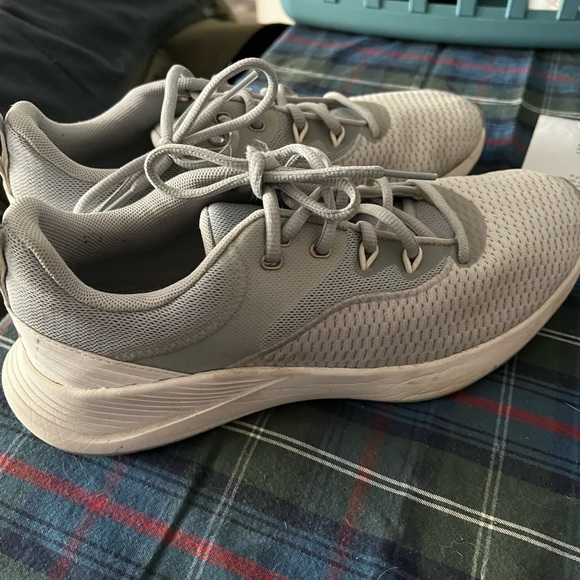 Runners and sandals - Picture 2 of 2